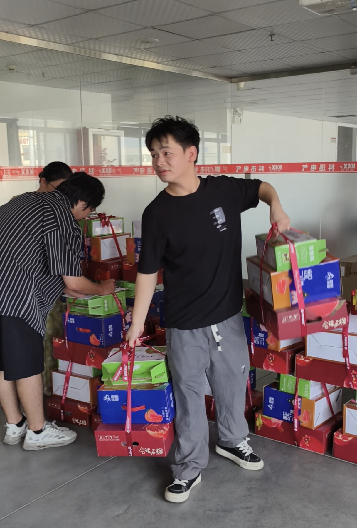 به مناسبت جشن نیمه پاییز، Kexun Electric جعبه های هدیه نفیسی را برای هر کارمندی آماده کرده است.