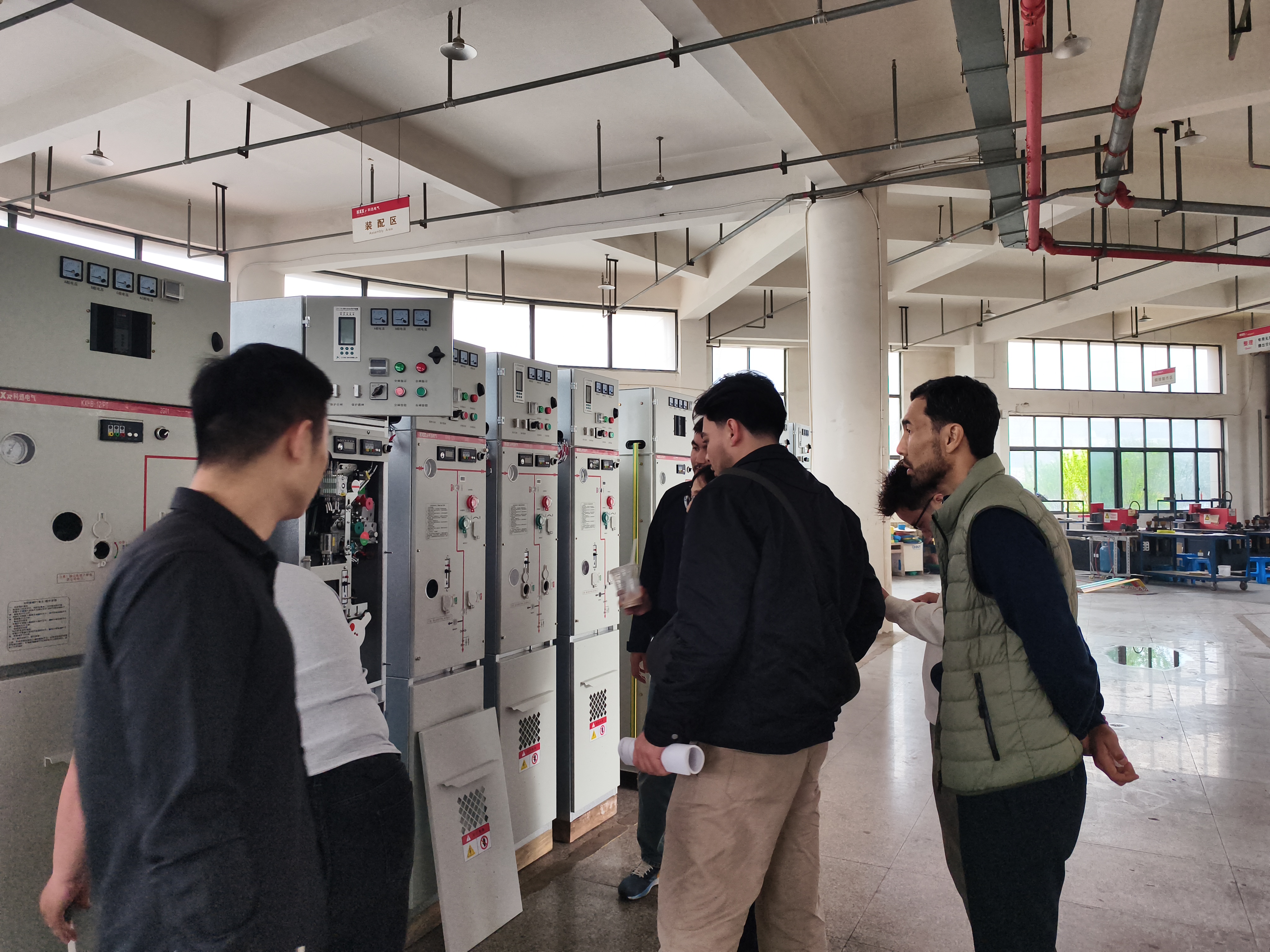 مشتریان قزاقستان از پایگاه تولید تجهیزات توزیع برق فشار قوی Kexun Electric بازدید می کنند